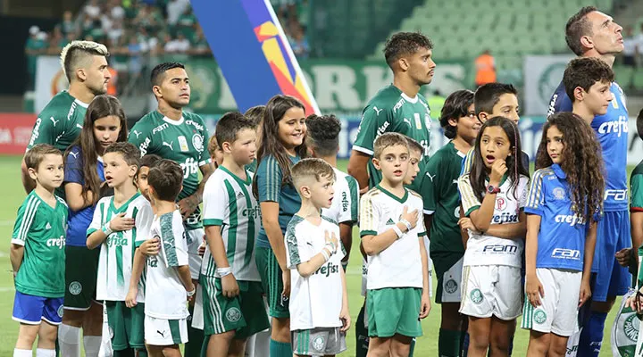 Saiba como levar seu(sua) filho(a) para entrar com os craques do Verdão no duelo Palmeiras x Chapecoense