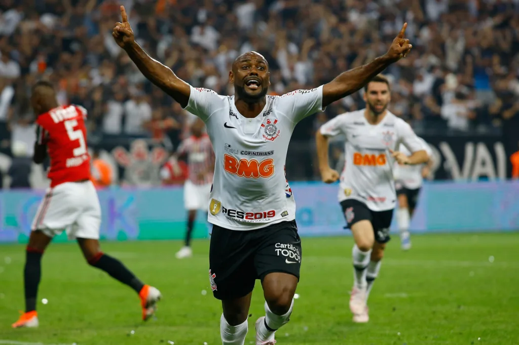 Love elogia ousadia de Tiago Nunes e brinca sobre Paulinho voltar ao Corinthians