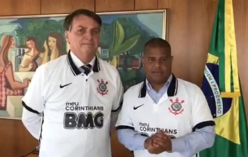 Não caiu bem! Torcedores se revoltam com Marcelinho após Bolsonaro usar camisa do Corinthians; veja reações