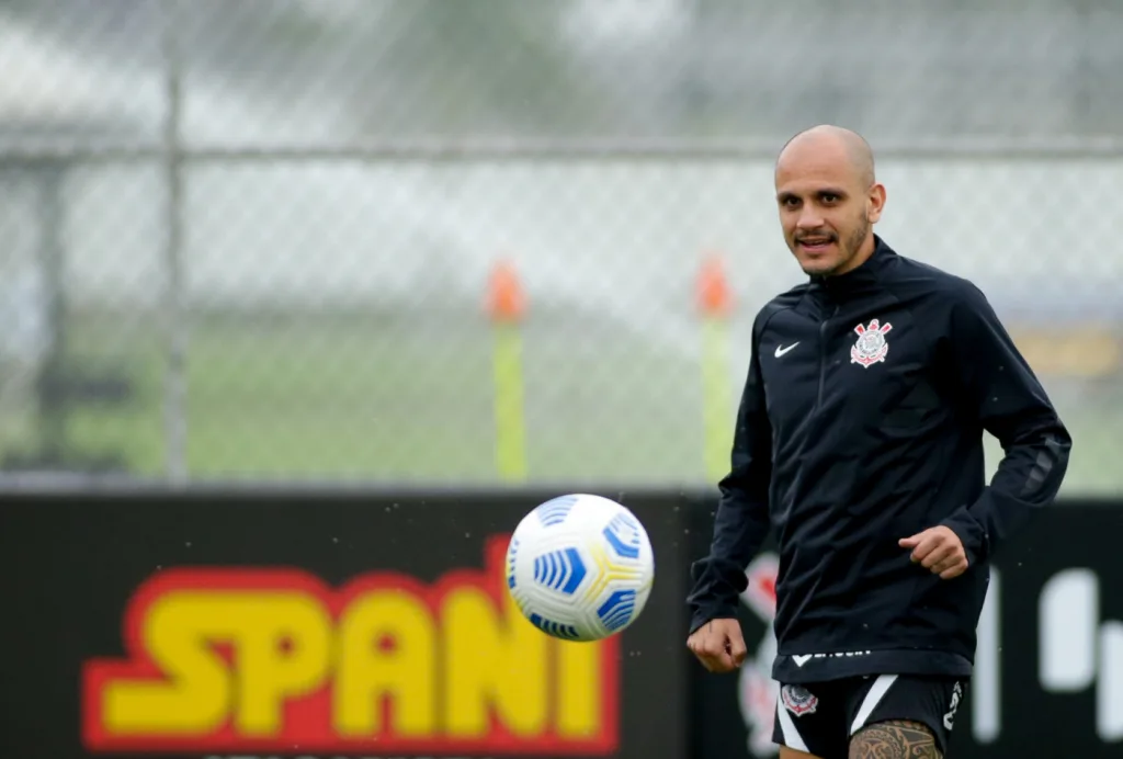 Fábio Santos diz que elenco do Corinthians ficou chateado com críticas de Marcelinho Carioca