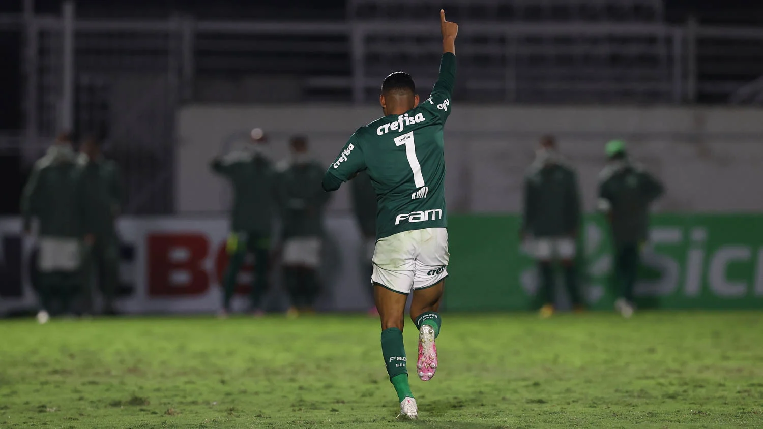 [COMENTE] Como você avalia o desempenho do Palmeiras na vitória diante do RB Bragantino?