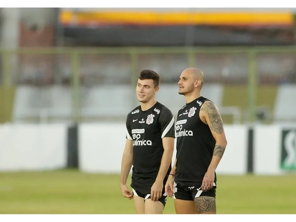 Falta de opção e ambiente eleitoral: saiba se Fábio Santos pode ficar no Corinthians