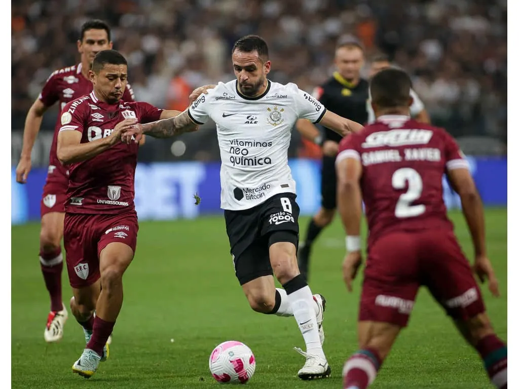 Renato Augusto treina com bola e não deve ser desfalque do Corinthians contra o Fluminense