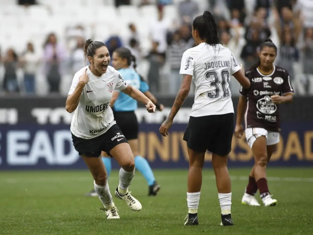 Corinthians garante vaga na final da Supercopa feminina ao vencer Ferroviária.