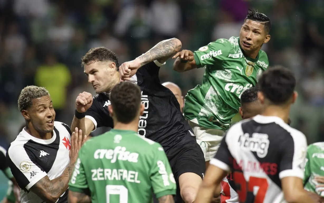 Análise de lances controversos entre Palmeiras e Vasco por ex-árbitro.