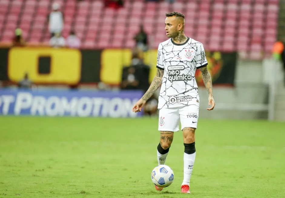 Luan fica sozinho novamente na lista de saídas do Corinthians, entenda   