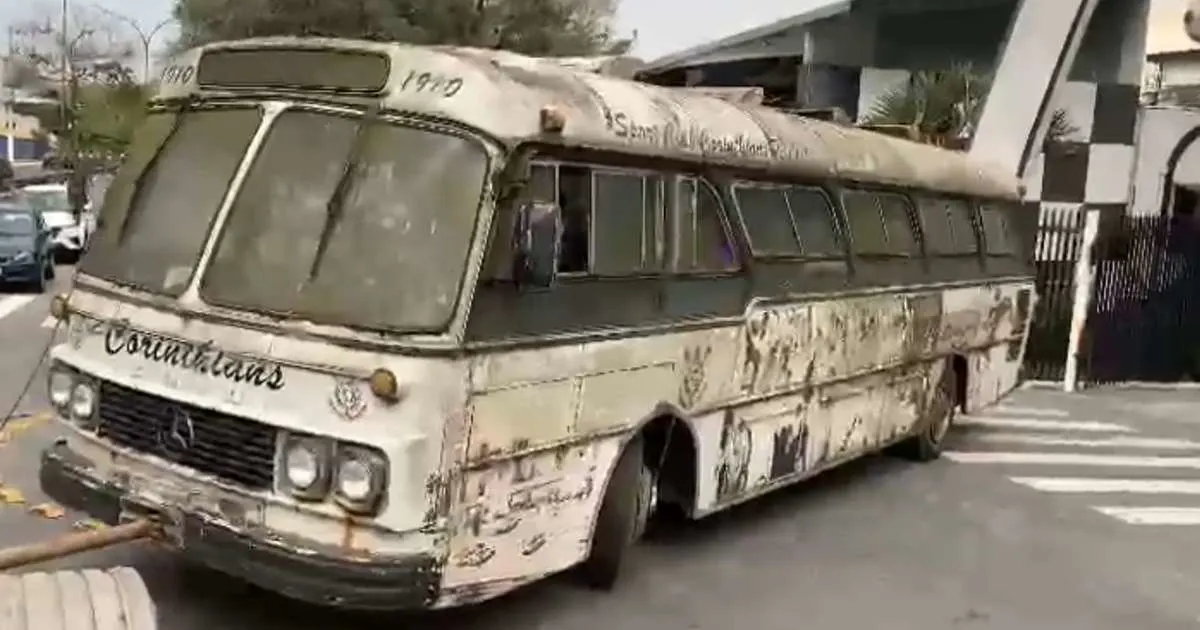 
Com ajuda de André Negão, dois ônibus históricos do Corinthians vão ser restaurados
