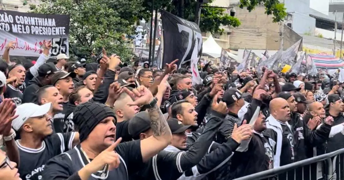 Principal organizada do Corinthians protesta contra André Negão durante eleição no clube