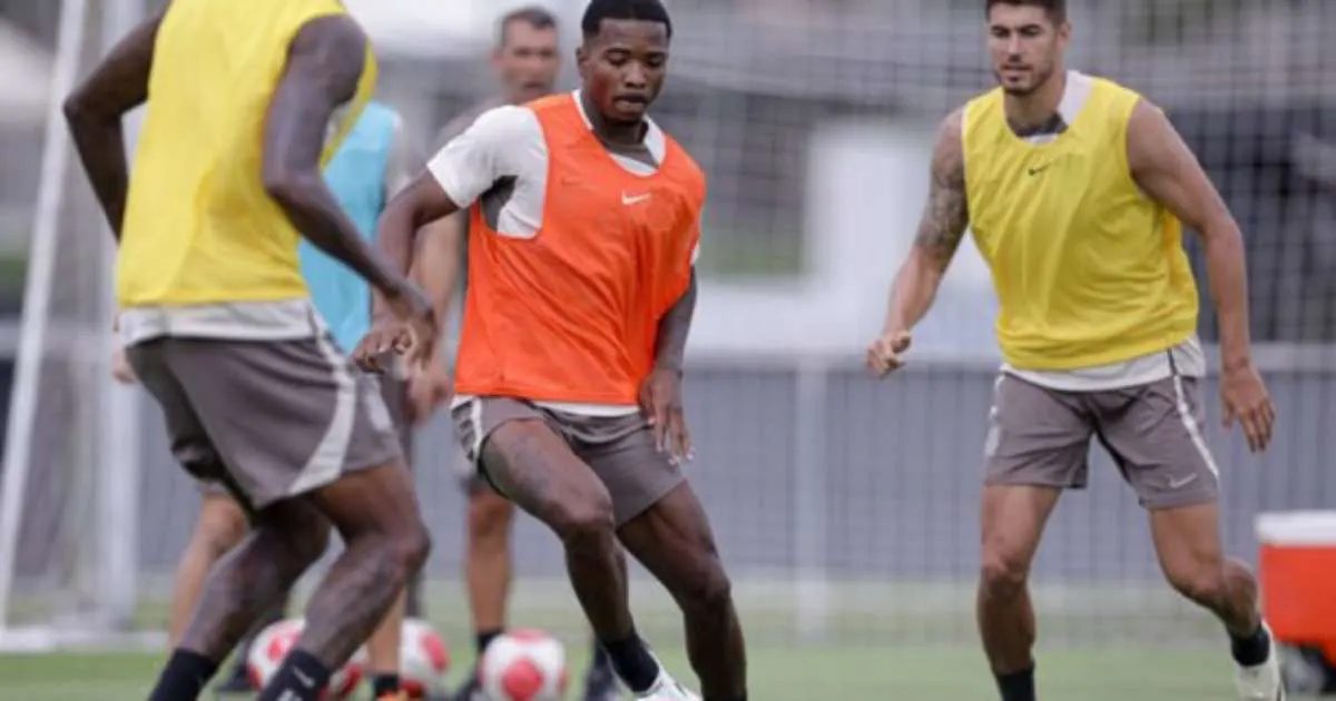 Corinthians aprimora treinamento de bolas paradas para jogo importante no domingo.