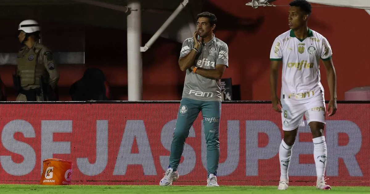 Abel Ferreira critica condições do gramado do Barradão após vitória do Palmeiras