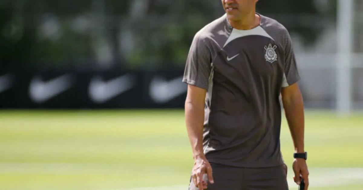 Auxiliar lamenta gol precoce e reconhece má fase do Corinthians.