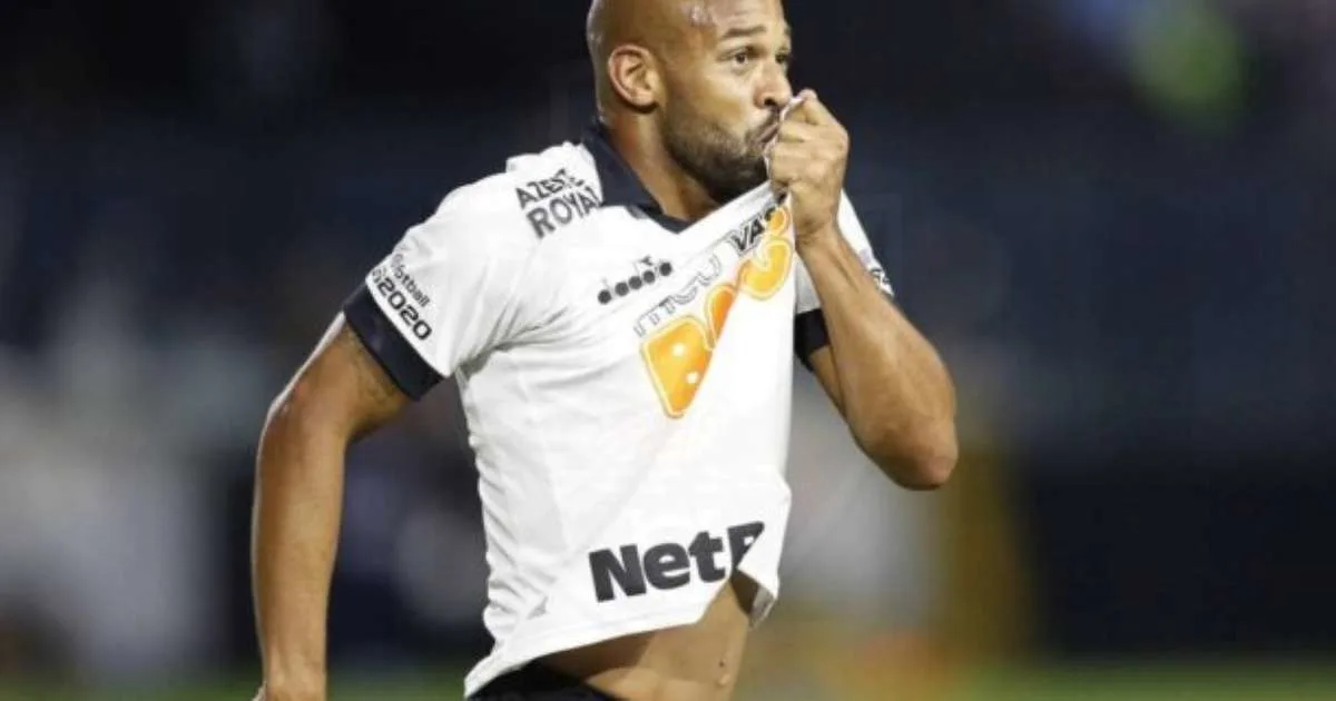 Fellipe Bastos encerra carreira no futebol após passagens por Vasco, Grêmio e Corinthians.