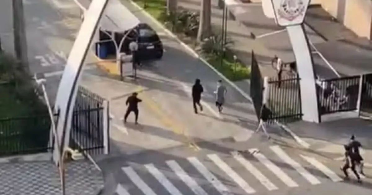 Torcedores do Corinthians invadem e destroem sedes do clube alvinegro.