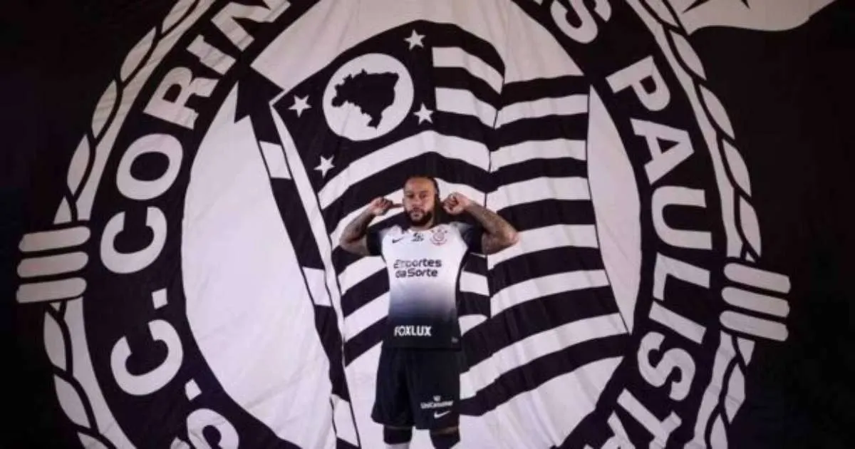 Depay adota visual corinthiano com camisa e penteado personalizado no Corinthians.