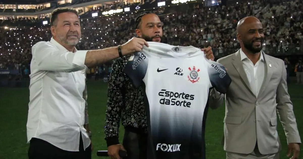 Depay é Apresentado e Recebe Camisa 94 em Apresentação ao Corinthians.