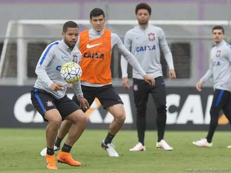 Sem jogar há oito meses, Guilherme Andrade prorroga contrato no Timão