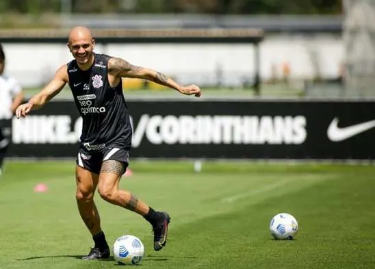 Fábio Santos ultrapassará marca de jogos de Sylvinho como jogador do Corinthians