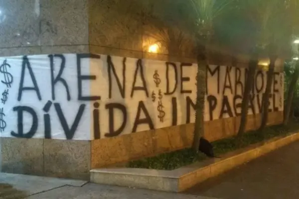 Torcida do Corinthians protesta em frente ao Parque São Jorge