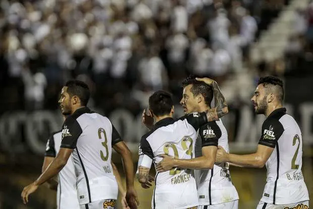 Líder em assistências no Corinthians, Fagner diz não pensar em Seleção