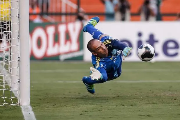 Prass pega pênalti, Cássio erra e Palmeiras bate Corinthians