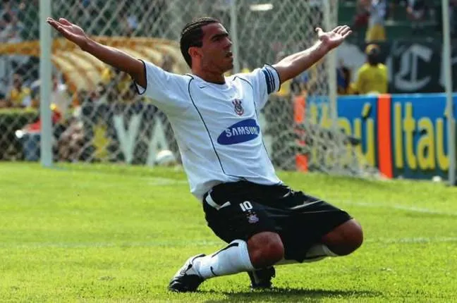 Atuando pelo Corinthians, Tévez era eleito 'Rei da América' há 16 anos