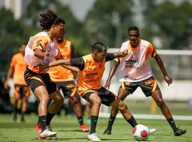 Vítor Pereira utiliza garotos da base em treinamento do Corinthians