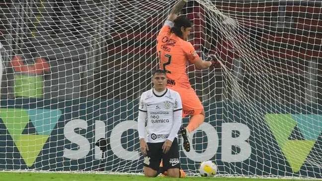 Após cinco partidas, Corinthians sofre dois gols contra o Internacional