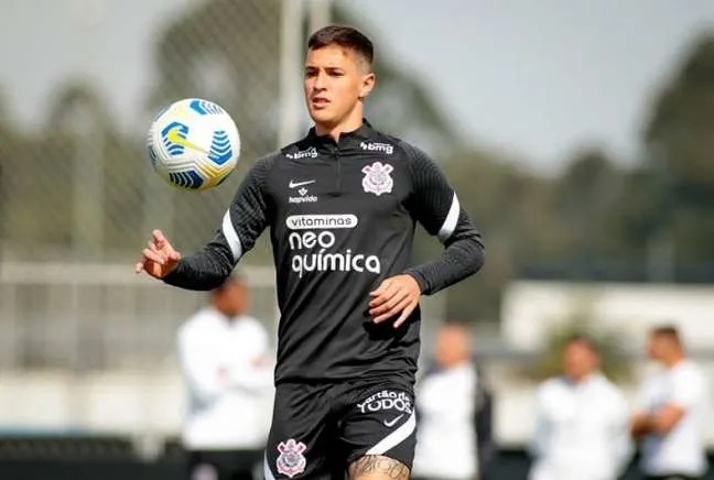 Ídolo do Corinthians sai em defesa de Mateus Vital: 'Tem que ter peito para bater pênalti'