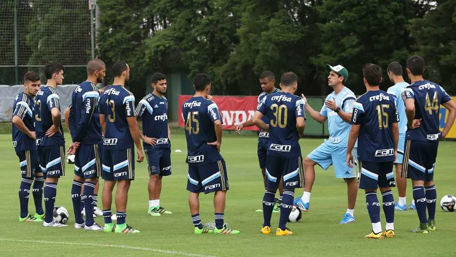 Com Cleiton Xavier no campo, Verdão faz treino para não relacionados