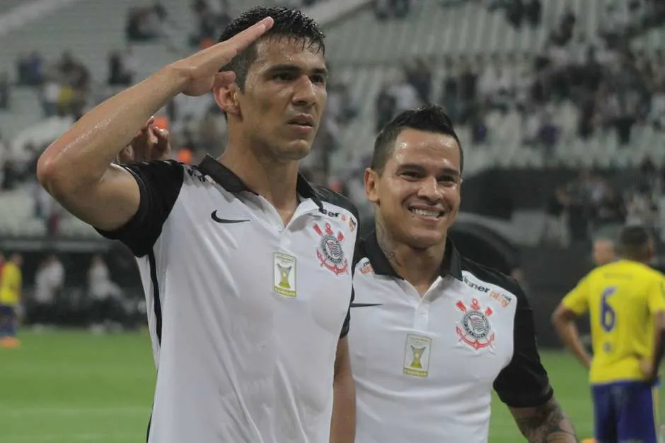 Corinthians perde dois pênaltis, mas vence Ponte Preta