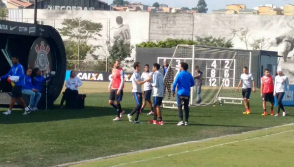 Com treinos em campo, Elias e André avançam recuperação no Corinthians