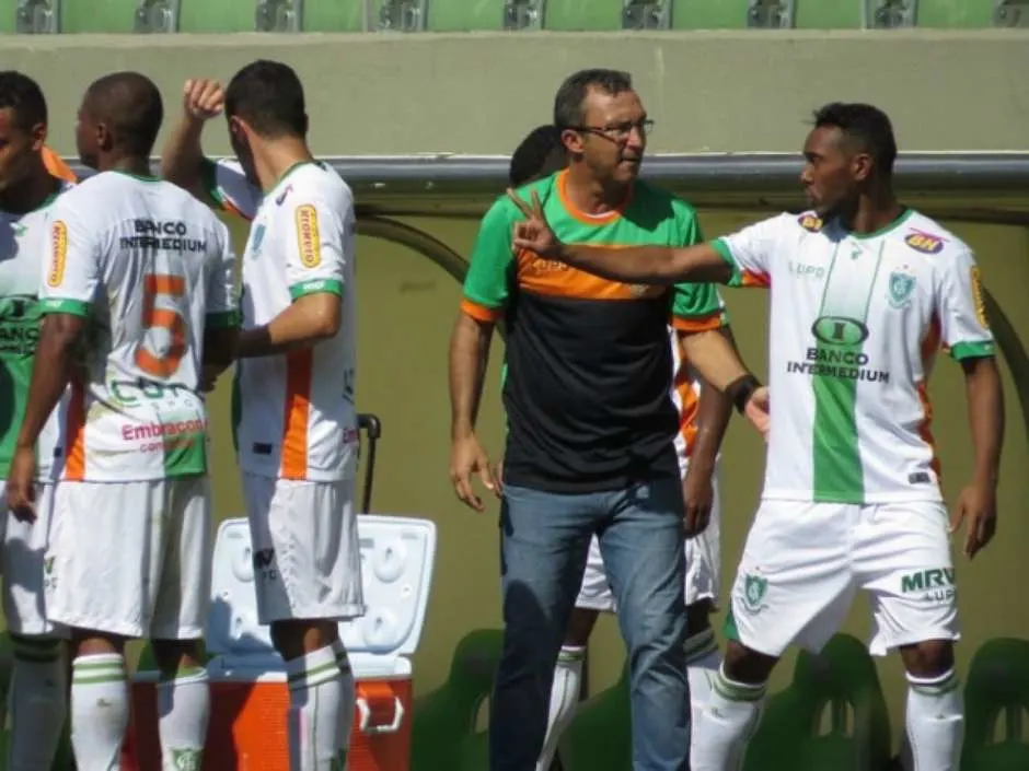 Substituto de Valentim, Cláudio Prates começa trabalho no Palmeiras