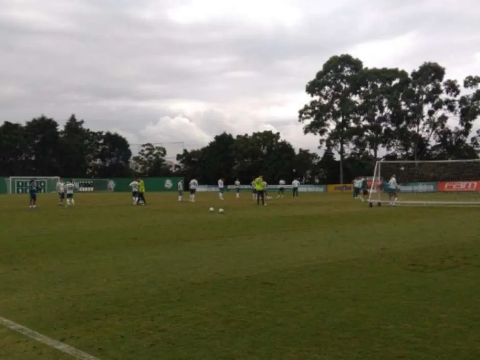 Com visita de Jesus, Cuca não dá pistas do time que enfrenta o Inter