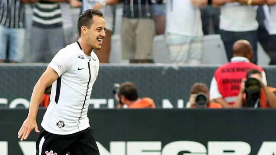 Com polêmica, Corinthians vence o Palmeiras