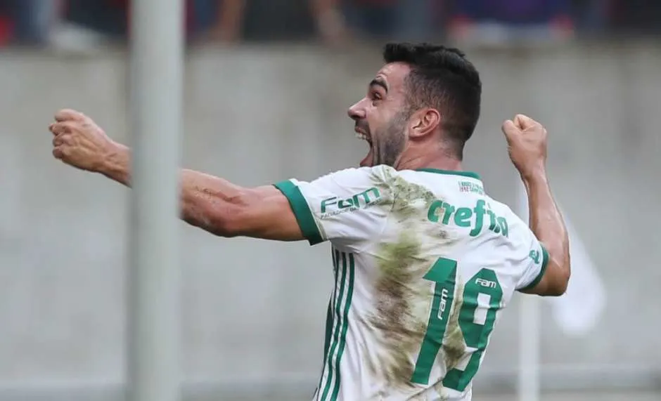 Bruno Henrique reencontra vítima de seu primeiro gol pelo Palmeiras