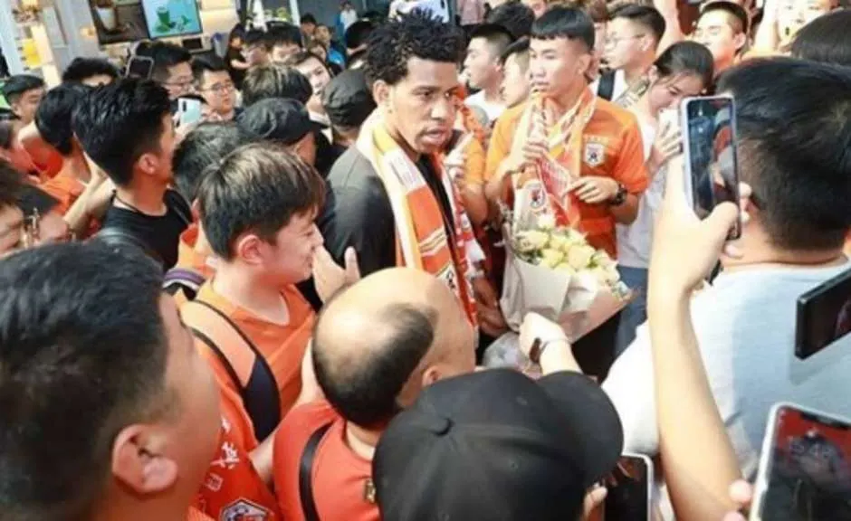 A caminho do Corinthians, Gil deixa a China com centenas de torcedores no aeroporto