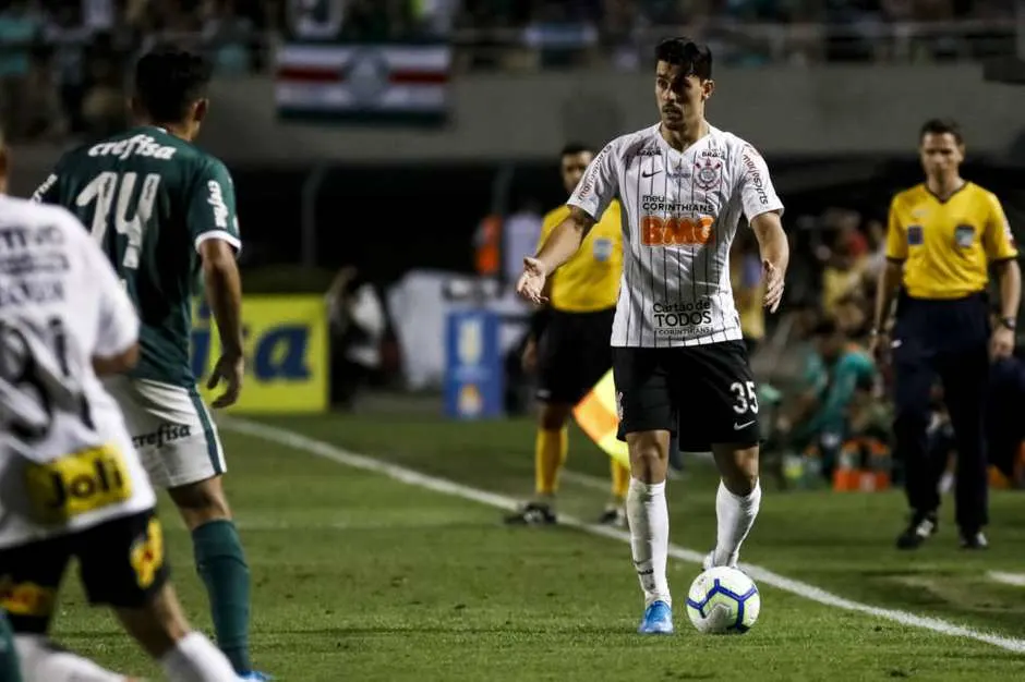 Avelar comenta sobre novo posicionamento tático no Corinthians