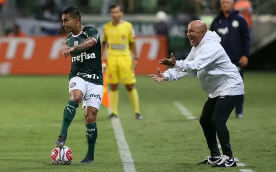 No mercado após sair do Santos, Sampaoli é o principal nome para assumir o Palmeiras