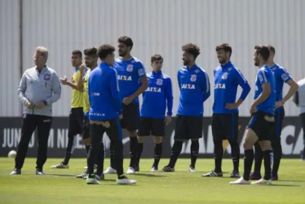 Corinthians negocia empréstimo e promete pagar salários nesta semana