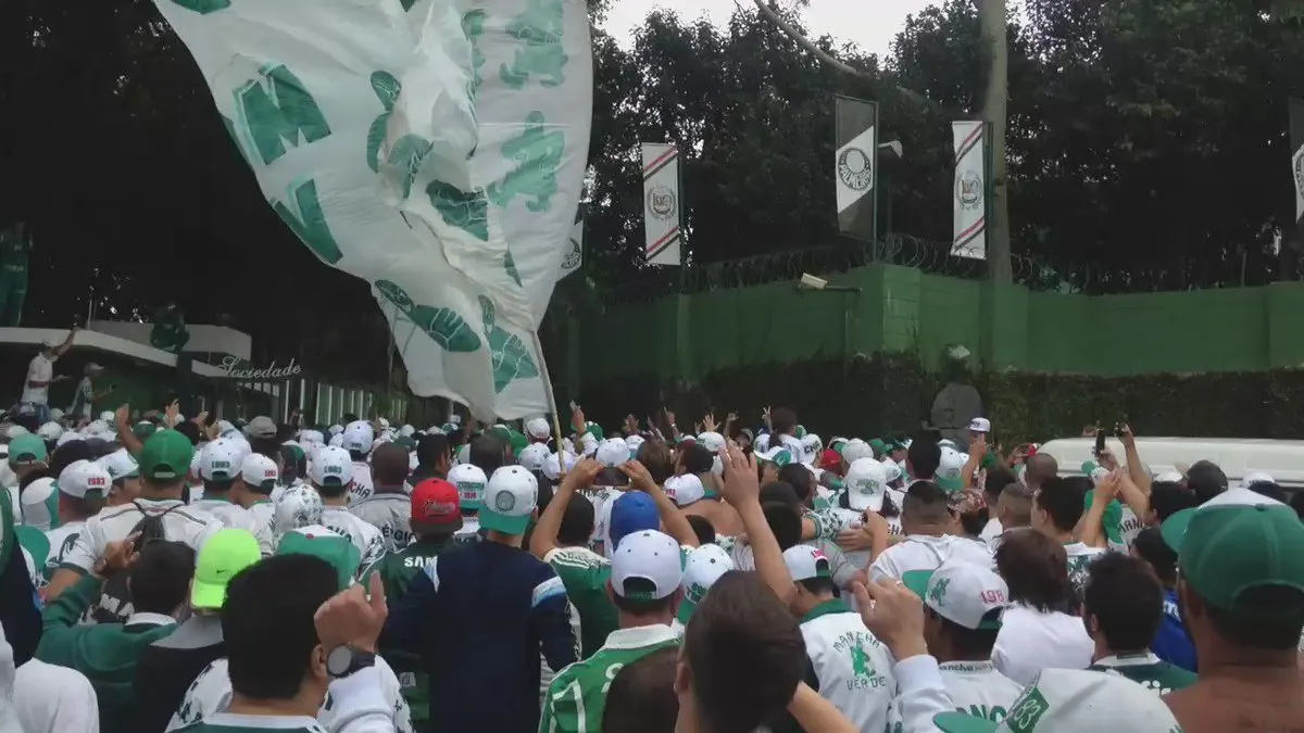 Mesmo fora do treino, torcida do Palmeiras faz festa para apoiar elenco
