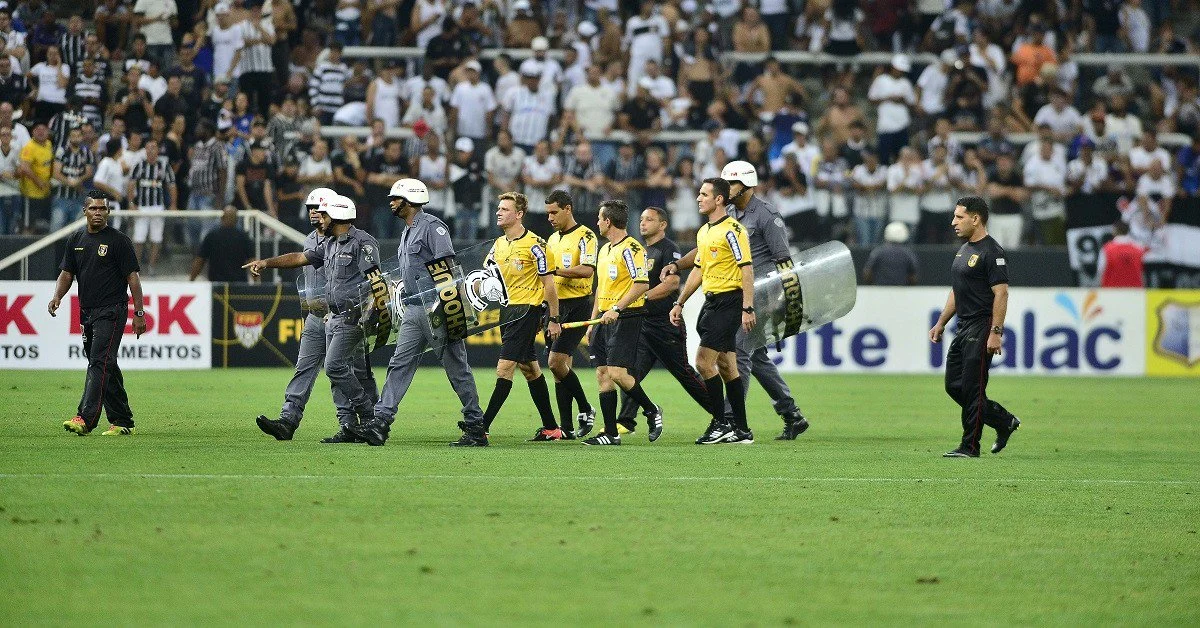 Árbitro de clássico paulista chora no vestiário após erro