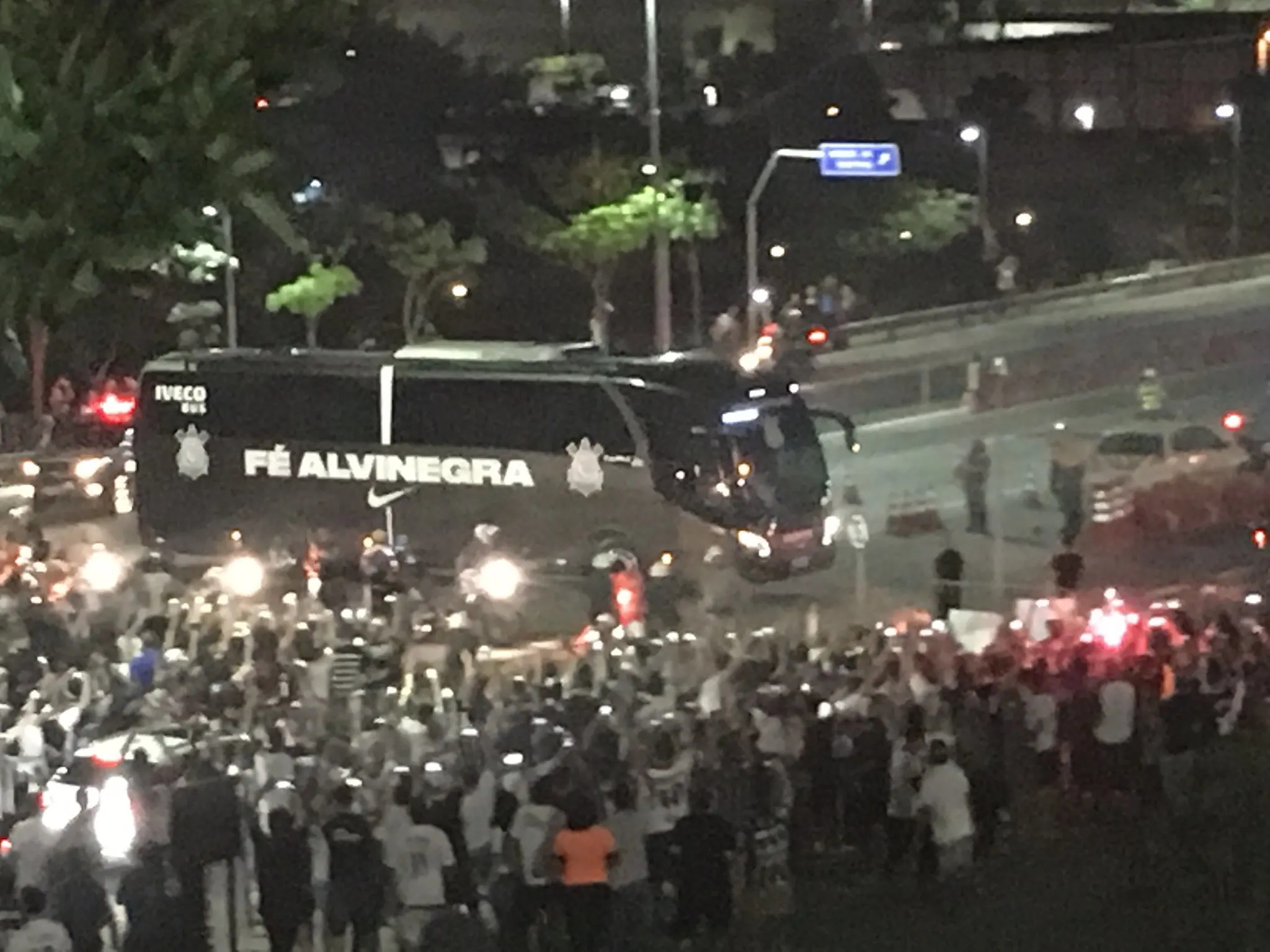 Video: Chegada do ônibus do timão na Arena