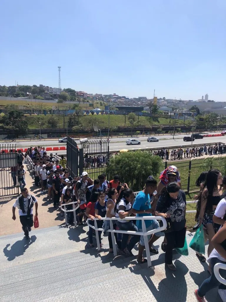 Com grandes filas, torcida do Corinthians troca ingressos para treino aberto