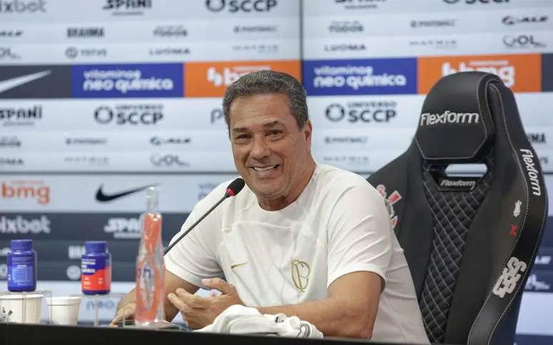 Vanderlei Luxemburgo mantém otimismo após derrota do Corinthians para o Athletico