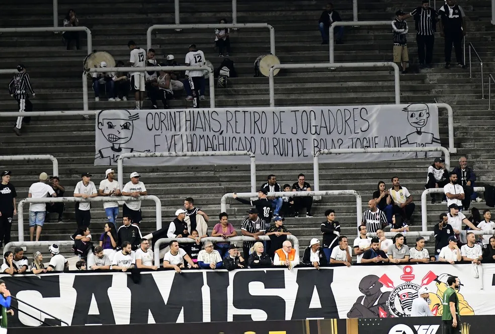 Torcida do Corinthians protesta com silêncio e faixas contra elenco e diretoria; veja fotos e vídeo