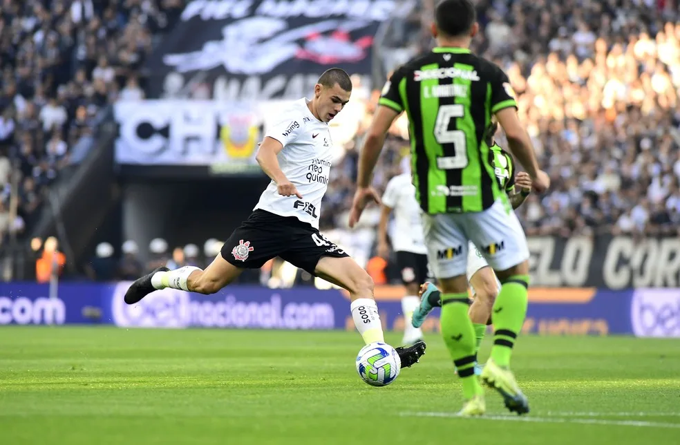 A revolução na vida de Moscardo: garoto cogita trancar a faculdade após virar titular do Corinthians