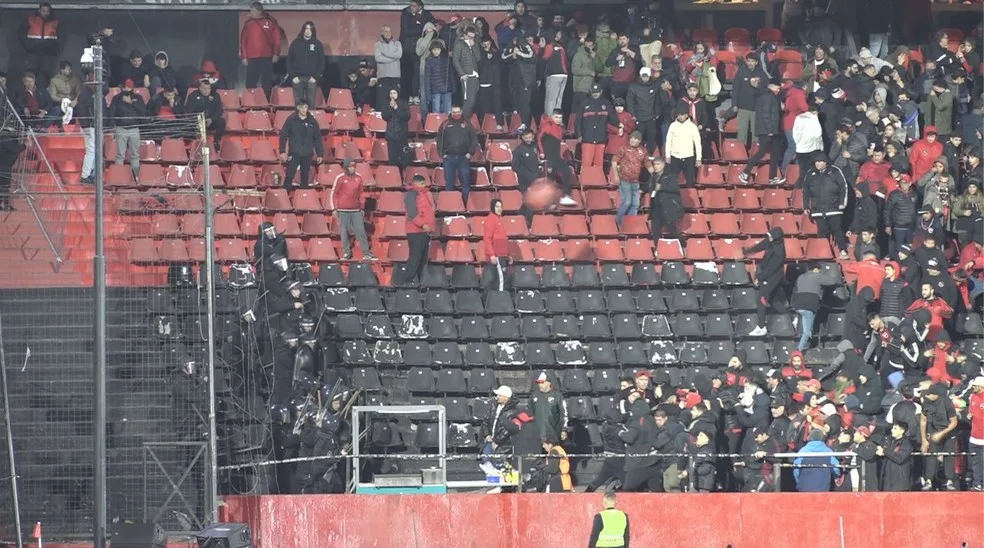 Torcedores de Corinthians e Newellls brigam durante intervalo de jogo na Argentina