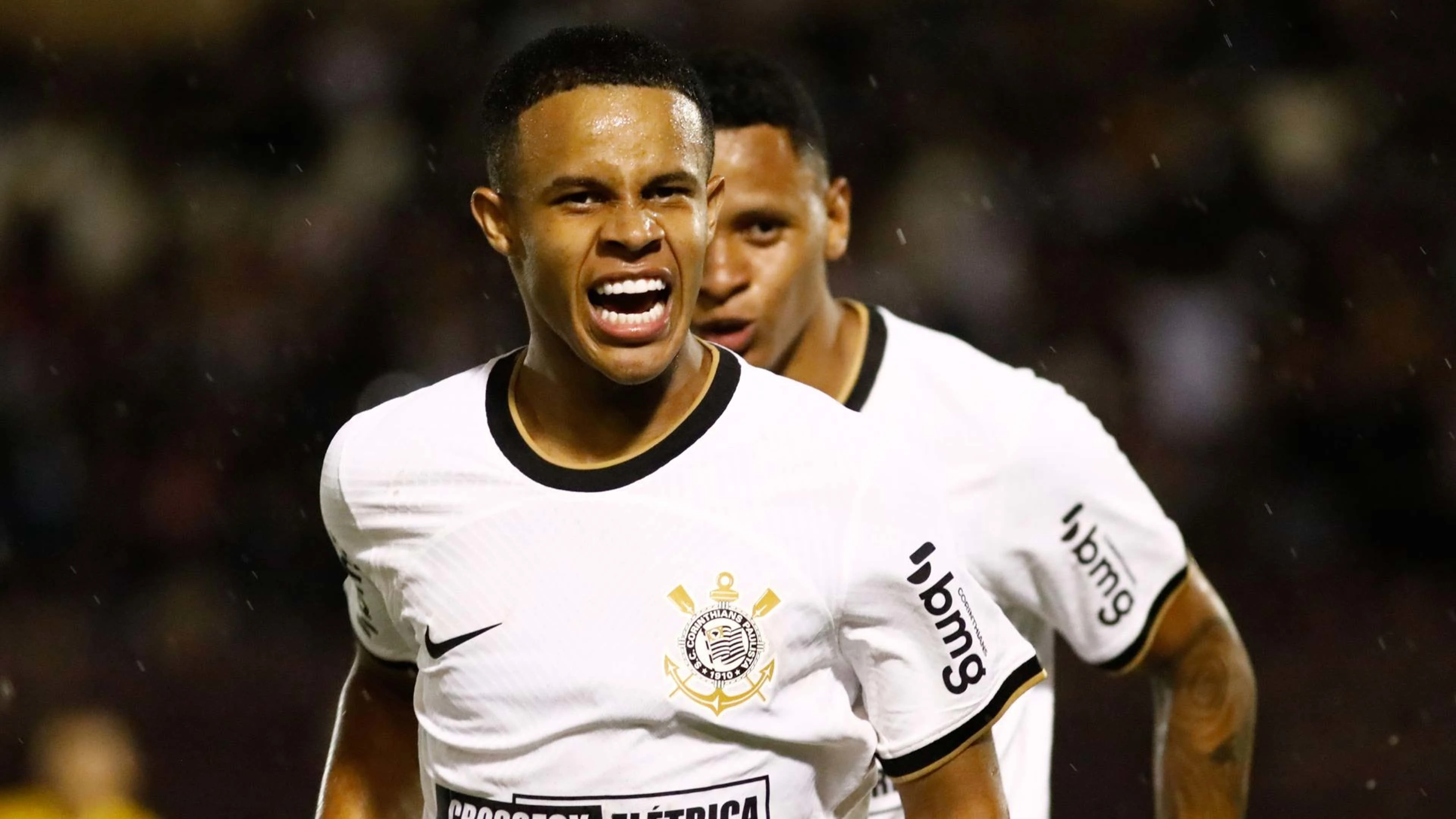 Corinthians e Zenit discutem moldes para venda de joia de 17 anos