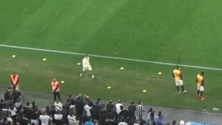 Vídeo mostra preparador do Universitario imitando macaco em direção à torcida do Corinthians; assista 