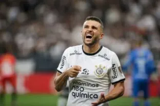 Dirigente do Corinthians faz duras críticas a ex-jogador do clube: